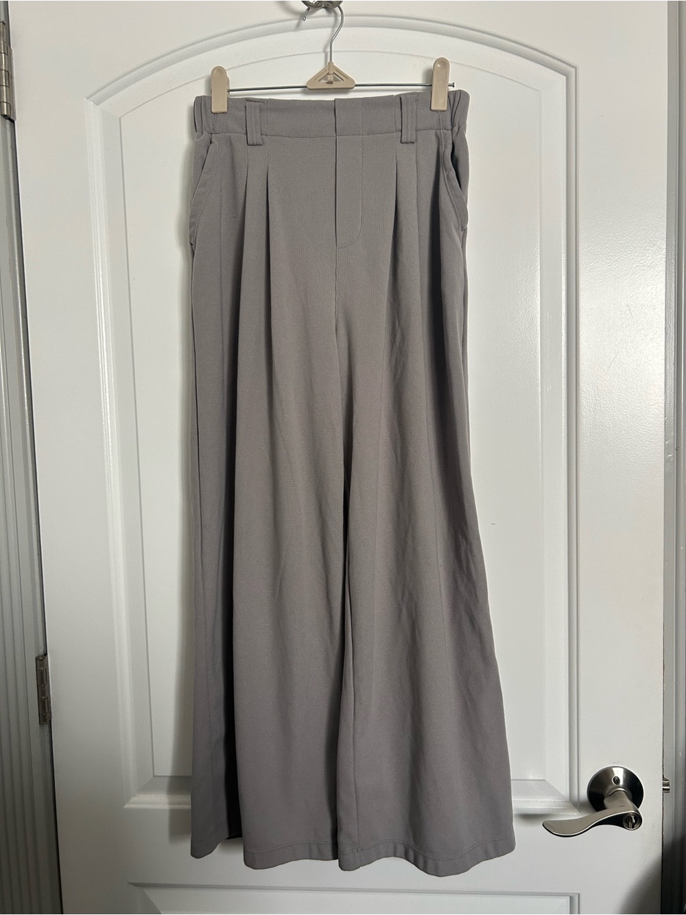 Halara High-Rise Wide-Leg Pants in Light Gray  Size Small chic preppy minimalist